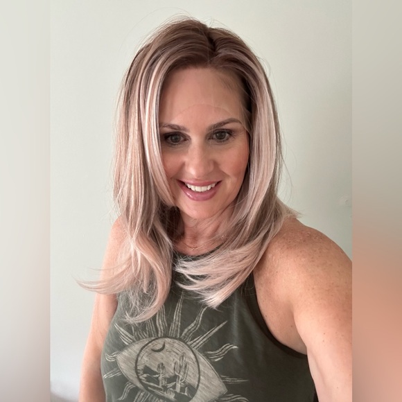 🌟 NEW Chelsey Smith Cosmetics Synthetic Wig- Standard Size (Hudson - Apricot) - Picture 3 of 7